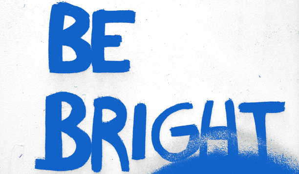 Be Bright graffiti bij een tekst over wat een marketing strateeg voor je bedrijf kan doen.